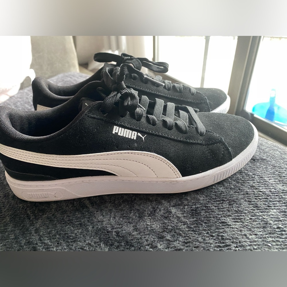PUMA black suede Vikky V2 Sneakers 7.5 EUC